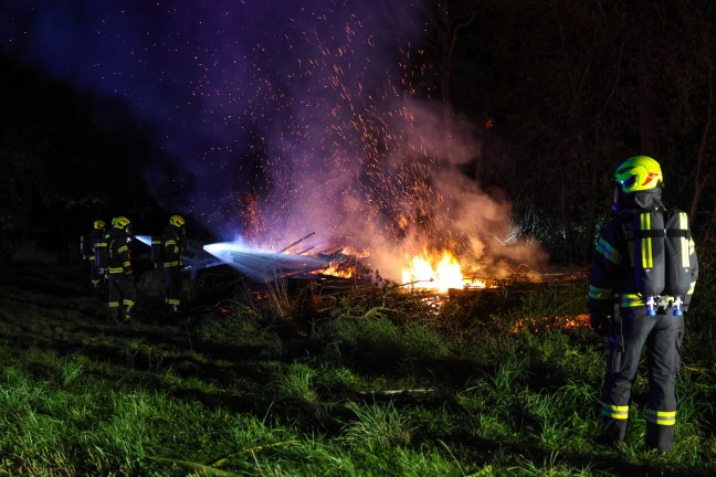 Brand eines Holzsto�es an einer Baumzeile in Steinhaus sorgt f�r Einsatz zweier Feuerwehren