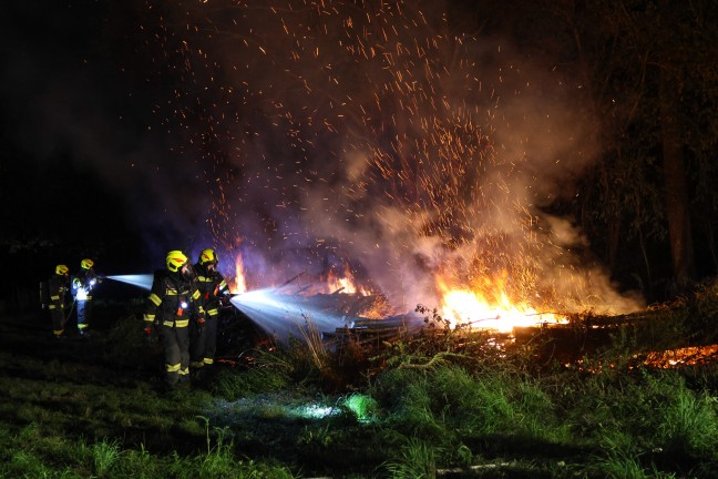 Brand eines Holzsto�es an einer Baumzeile in Steinhaus sorgt f�r Einsatz zweier Feuerwehren