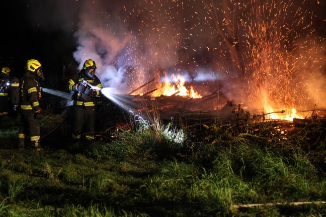Brand eines Holzsto�es an einer Baumzeile in Steinhaus sorgt f�r Einsatz zweier Feuerwehren