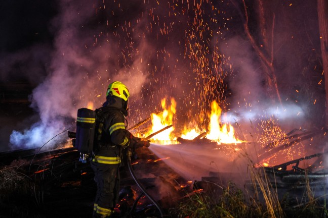 Brand eines Holzsto�es an einer Baumzeile in Steinhaus sorgt f�r Einsatz zweier Feuerwehren