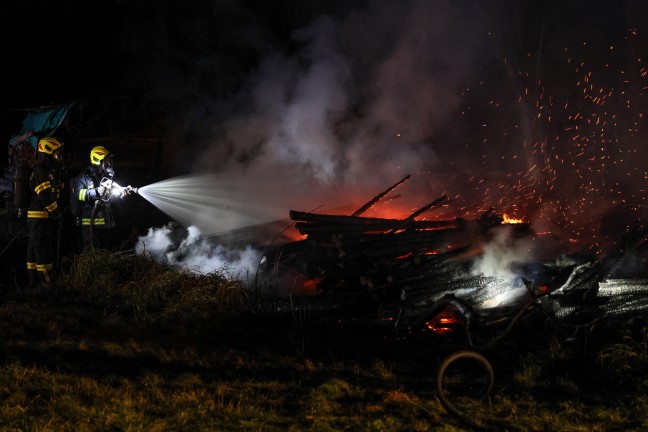 Brand eines Holzsto�es an einer Baumzeile in Steinhaus sorgt f�r Einsatz zweier Feuerwehren
