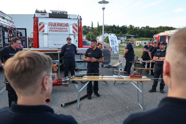 Regionale Fachmesse: Feuerwehr pr�sentiert eigenen F�hrungskr�ften St�tzpunkte und Spezialausr�stung