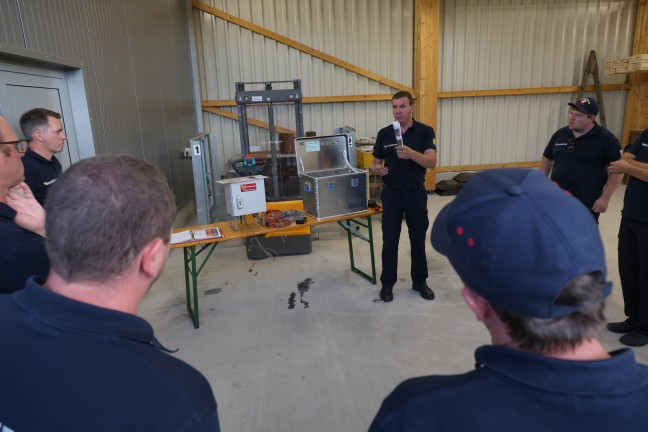 Regionale Fachmesse: Feuerwehr pr�sentiert eigenen F�hrungskr�ften St�tzpunkte und Spezialausr�stung