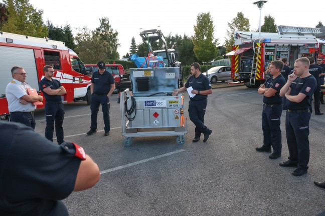 Regionale Fachmesse: Feuerwehr pr�sentiert eigenen F�hrungskr�ften St�tzpunkte und Spezialausr�stung