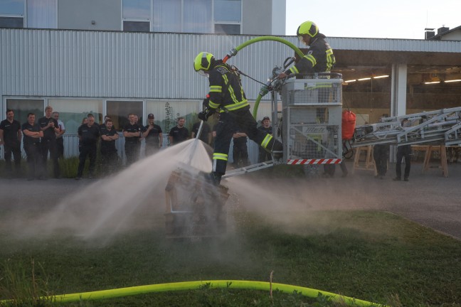 Regionale Fachmesse: Feuerwehr pr�sentiert eigenen F�hrungskr�ften St�tzpunkte und Spezialausr�stung