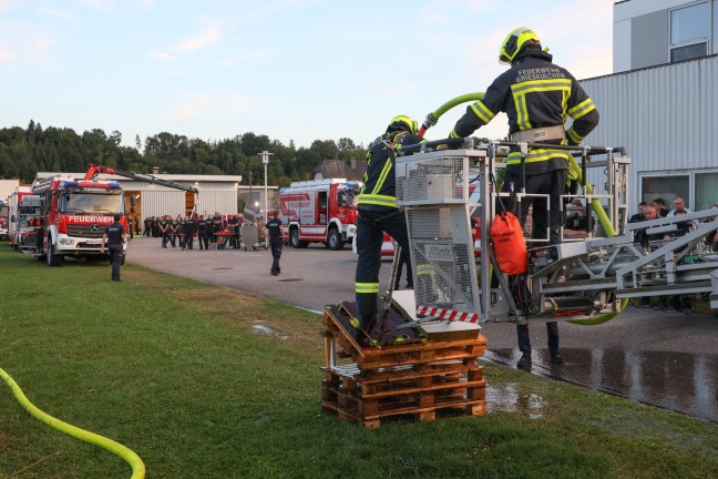 Regionale Fachmesse: Feuerwehr pr�sentiert eigenen F�hrungskr�ften St�tzpunkte und Spezialausr�stung