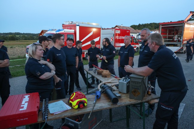 Regionale Fachmesse: Feuerwehr pr�sentiert eigenen F�hrungskr�ften St�tzpunkte und Spezialausr�stung