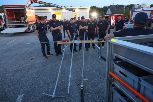 Regionale Fachmesse: Feuerwehr pr�sentiert eigenen F�hrungskr�ften St�tzpunkte und Spezialausr�stung