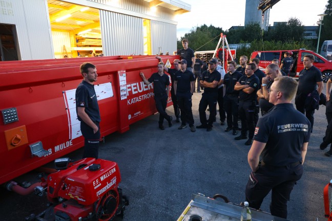 Regionale Fachmesse: Feuerwehr pr�sentiert eigenen F�hrungskr�ften St�tzpunkte und Spezialausr�stung