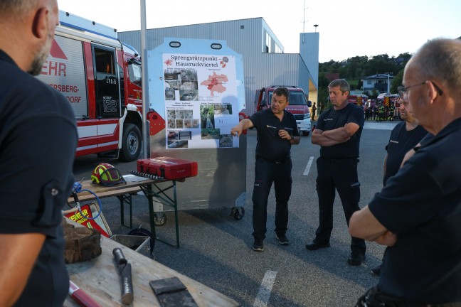 Regionale Fachmesse: Feuerwehr pr�sentiert eigenen F�hrungskr�ften St�tzpunkte und Spezialausr�stung