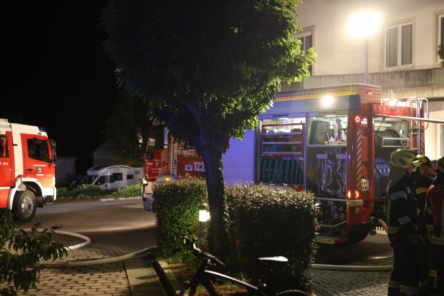 Polizei ermittelt: Einsatz zweier Feuerwehren bei Heckenbrand im Ortszentrum von Steinhaus