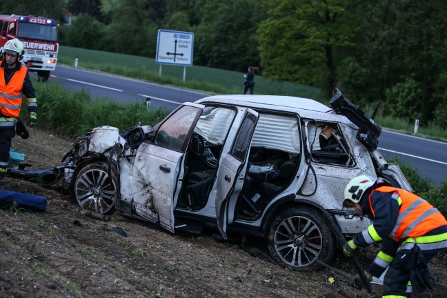PKW bei Verkehrsunfall in Thalheim bei Wels mehrfach überschlagen