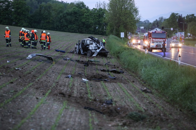 PKW bei Verkehrsunfall in Thalheim bei Wels mehrfach überschlagen