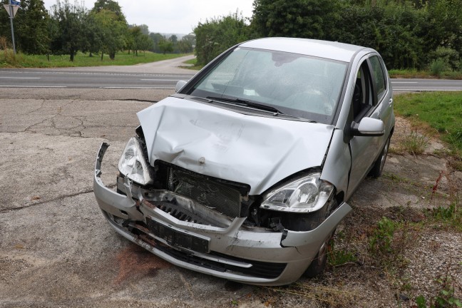 Einsatzkr�fte zu Personenrettung nach Kollision zweier Fahrzeuge bei Nu�bach alarmiert
