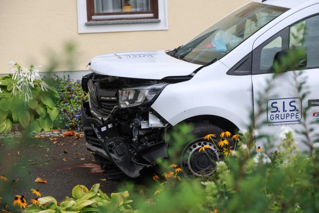 Einsatzkr�fte zu Personenrettung nach Kollision zweier Fahrzeuge bei Nu�bach alarmiert