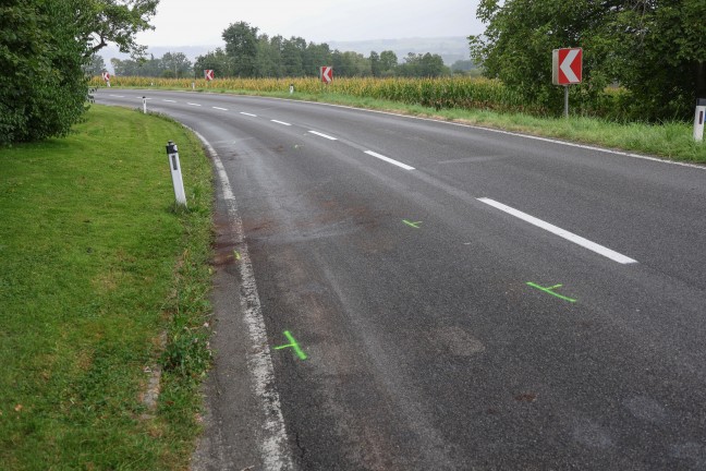 Einsatzkr�fte zu Personenrettung nach Kollision zweier Fahrzeuge bei Nu�bach alarmiert