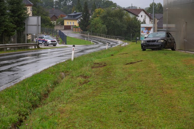 Auto in Wartberg an der Krems gegen Fassade eines Lebensmittelmarktes �berschlagen