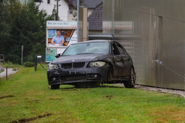 Auto in Wartberg an der Krems gegen Fassade eines Lebensmittelmarktes �berschlagen