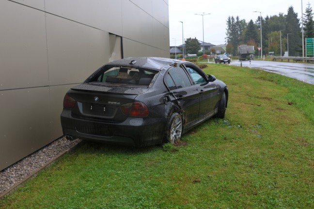 Auto in Wartberg an der Krems gegen Fassade eines Lebensmittelmarktes �berschlagen