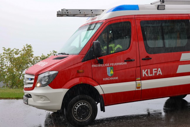 Schwerer Traktorunfall: Traktor mitsamt Holzr�ckewagen in Kirchham gegen Waldrand geprallt