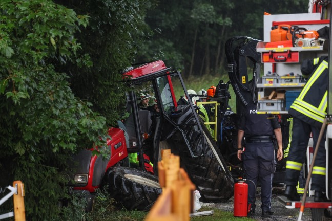 Schwerer Traktorunfall: Traktor mitsamt Holzr�ckewagen in Kirchham gegen Waldrand geprallt