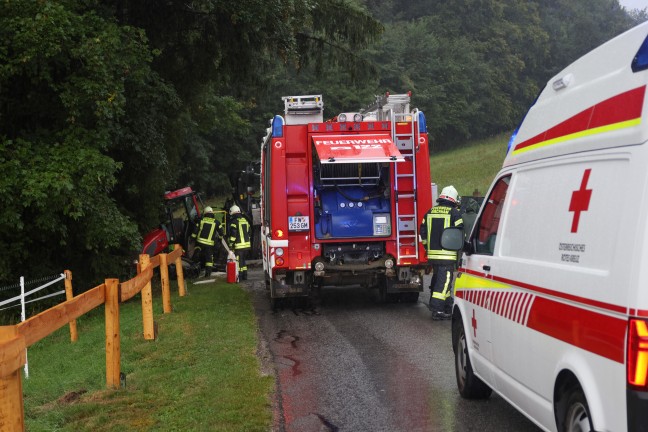 Schwerer Traktorunfall: Traktor mitsamt Holzr�ckewagen in Kirchham gegen Waldrand geprallt