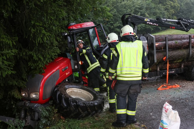 Schwerer Traktorunfall: Traktor mitsamt Holzr�ckewagen in Kirchham gegen Waldrand geprallt