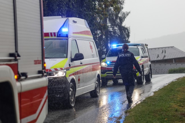 Schwerer Traktorunfall: Traktor mitsamt Holzr�ckewagen in Kirchham gegen Waldrand geprallt