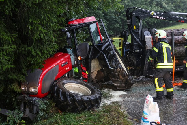 Schwerer Traktorunfall: Traktor mitsamt Holzr�ckewagen in Kirchham gegen Waldrand geprallt