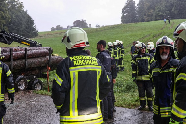 Schwerer Traktorunfall: Traktor mitsamt Holzr�ckewagen in Kirchham gegen Waldrand geprallt