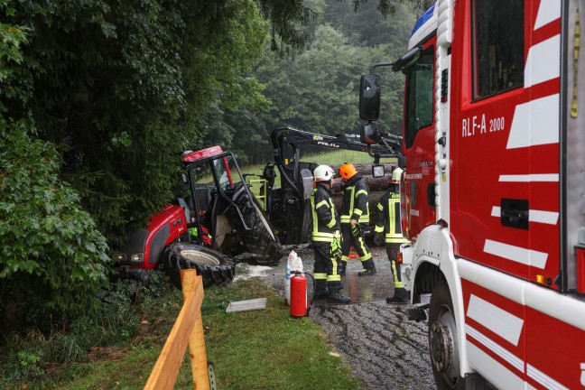 Schwerer Traktorunfall: Traktor mitsamt Holzr�ckewagen in Kirchham gegen Waldrand geprallt
