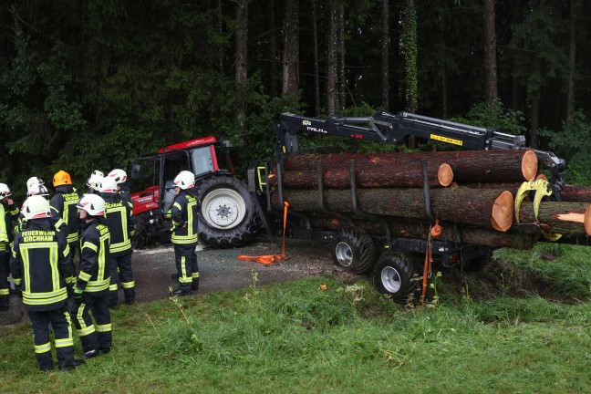 Schwerer Traktorunfall: Traktor mitsamt Holzr�ckewagen in Kirchham gegen Waldrand geprallt