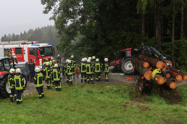 Schwerer Traktorunfall: Traktor mitsamt Holzr�ckewagen in Kirchham gegen Waldrand geprallt