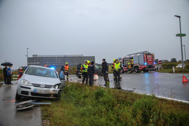 Heftiger Crash zwischen zwei Autos in einem Kreuzungsbereich in Marchtrenk