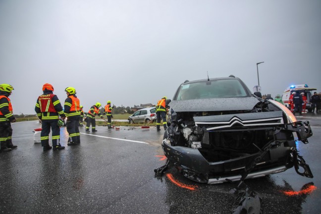 Heftiger Crash zwischen zwei Autos in einem Kreuzungsbereich in Marchtrenk