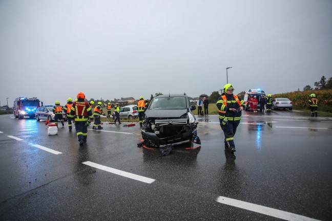 Heftiger Crash zwischen zwei Autos in einem Kreuzungsbereich in Marchtrenk