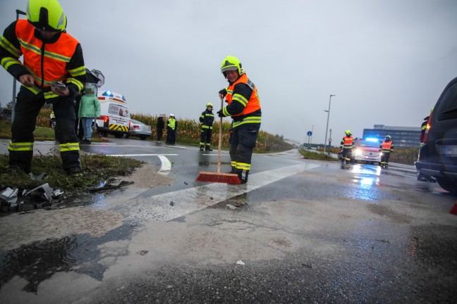 Heftiger Crash zwischen zwei Autos in einem Kreuzungsbereich in Marchtrenk