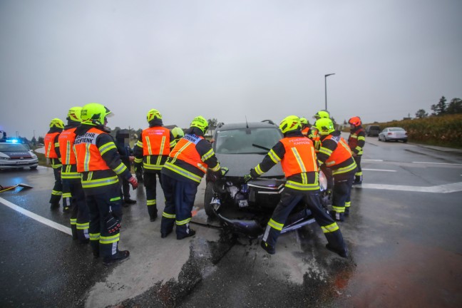 Heftiger Crash zwischen zwei Autos in einem Kreuzungsbereich in Marchtrenk