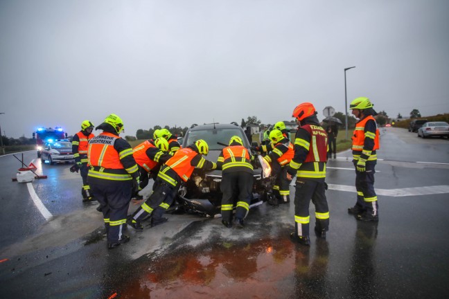 Heftiger Crash zwischen zwei Autos in einem Kreuzungsbereich in Marchtrenk
