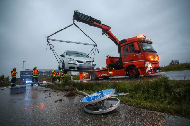 Heftiger Crash zwischen zwei Autos in einem Kreuzungsbereich in Marchtrenk