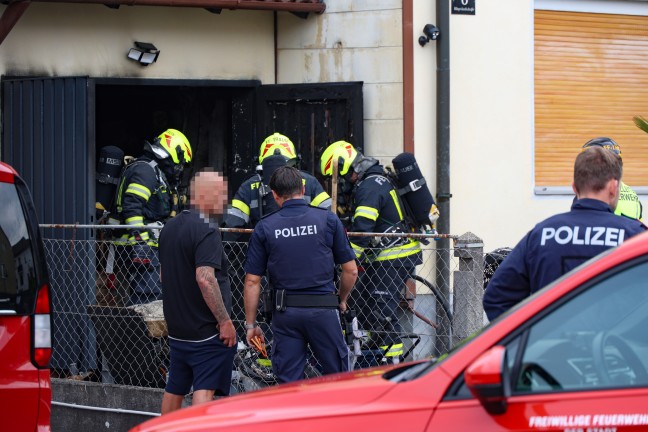 Einsatzkr�fte bei Brand in einer Garage in Traun im Einsatz