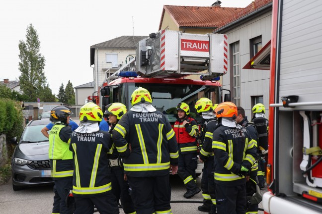 Einsatzkr�fte bei Brand in einer Garage in Traun im Einsatz