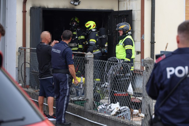 Einsatzkr�fte bei Brand in einer Garage in Traun im Einsatz
