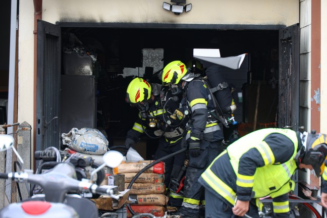 Einsatzkr�fte bei Brand in einer Garage in Traun im Einsatz