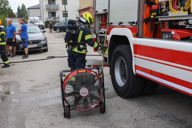 Einsatzkr�fte bei Brand in einer Garage in Traun im Einsatz