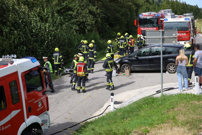 Personenrettung: Motorradlenker nach schwerem Verkehrsunfall mit PKW bei St. Marien eingeklemmt