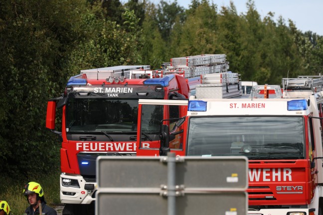 Personenrettung: Motorradlenker nach schwerem Verkehrsunfall mit PKW bei St. Marien eingeklemmt