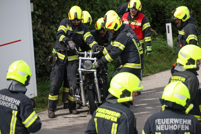 Personenrettung: Motorradlenker nach schwerem Verkehrsunfall mit PKW bei St. Marien eingeklemmt