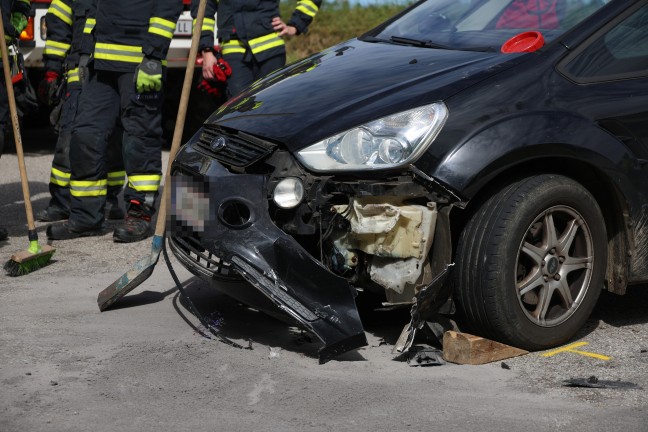 Personenrettung: Motorradlenker nach schwerem Verkehrsunfall mit PKW bei St. Marien eingeklemmt