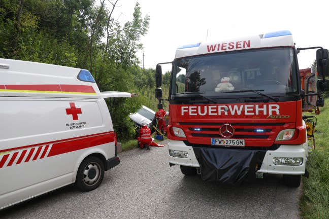 Personenrettung nach Verkehrsunfall: Autolenker bei Ohlsdorf von Salzkammergutstra�e abgekommen